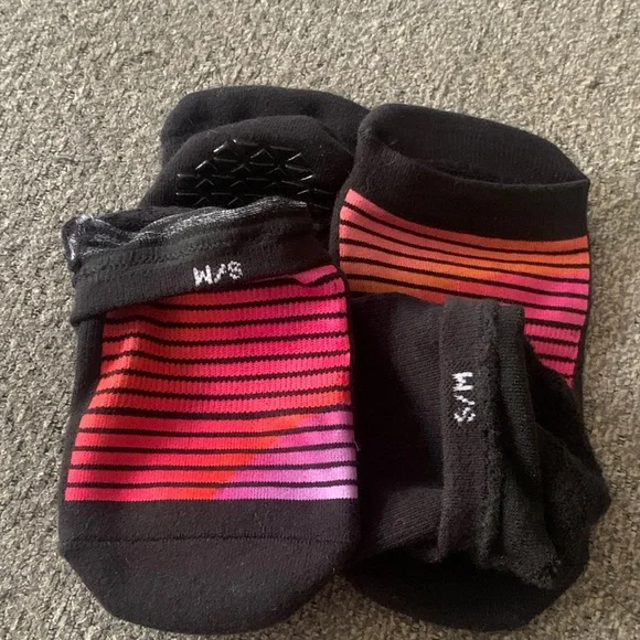 NWOT Pointe Studio Black Solid & Retro Striped Pilates Grip Sock S/M Set of 2 - Picture 7 of 9